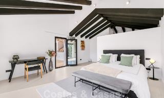 Villa de lujo lista para entrar a vivir en venta junto al campo de golf Las Brisas, en una urbanización cerrada en el valle del golf de Nueva Andalucía, Marbella 51453 