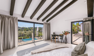 Villa de lujo lista para entrar a vivir en venta junto al campo de golf Las Brisas, en una urbanización cerrada en el valle del golf de Nueva Andalucía, Marbella 51454 