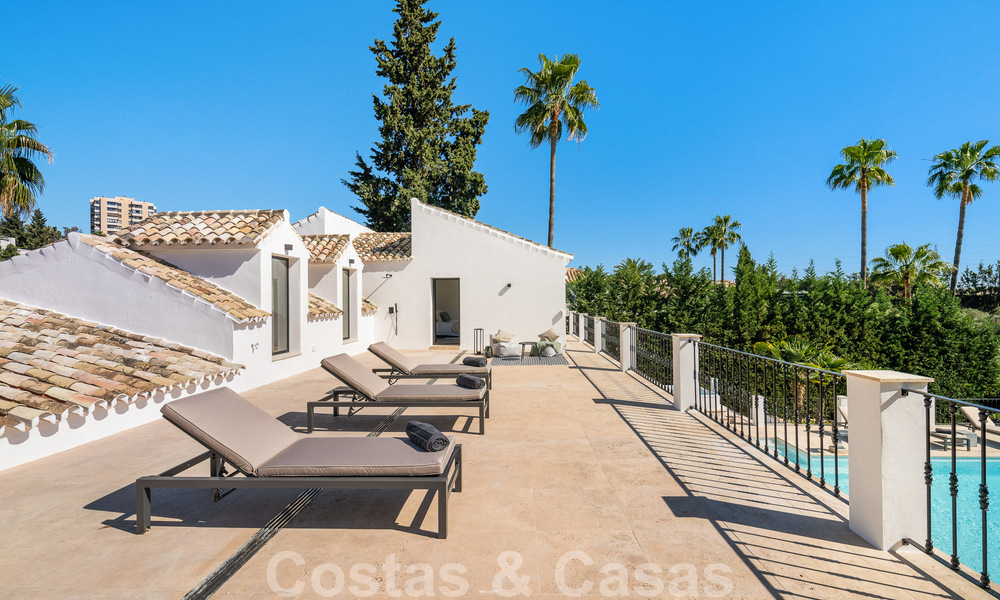 Villa de lujo lista para entrar a vivir en venta junto al campo de golf Las Brisas, en una urbanización cerrada en el valle del golf de Nueva Andalucía, Marbella 51455