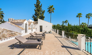 Villa de lujo lista para entrar a vivir en venta junto al campo de golf Las Brisas, en una urbanización cerrada en el valle del golf de Nueva Andalucía, Marbella 51455 