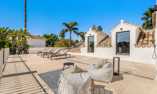 Villa de lujo lista para entrar a vivir en venta junto al campo de golf Las Brisas, en una urbanización cerrada en el valle del golf de Nueva Andalucía, Marbella 51456 