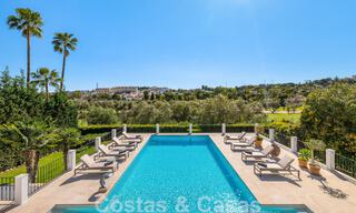 Villa de lujo lista para entrar a vivir en venta junto al campo de golf Las Brisas, en una urbanización cerrada en el valle del golf de Nueva Andalucía, Marbella 51457 