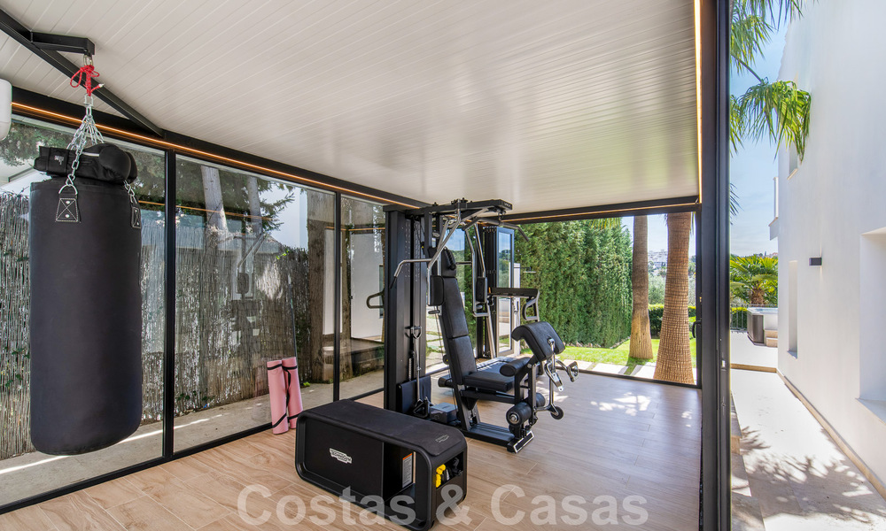 Villa de lujo lista para entrar a vivir en venta junto al campo de golf Las Brisas, en una urbanización cerrada en el valle del golf de Nueva Andalucía, Marbella 52080
