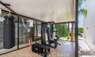 Villa de lujo lista para entrar a vivir en venta junto al campo de golf Las Brisas, en una urbanización cerrada en el valle del golf de Nueva Andalucía, Marbella 52080 