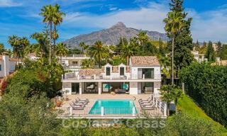 Villa de lujo lista para entrar a vivir en venta junto al campo de golf Las Brisas, en una urbanización cerrada en el valle del golf de Nueva Andalucía, Marbella 52081 