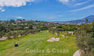 Villa de lujo lista para entrar a vivir en venta junto al campo de golf Las Brisas, en una urbanización cerrada en el valle del golf de Nueva Andalucía, Marbella 52082 