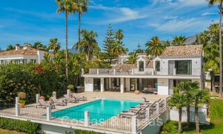 Villa de lujo lista para entrar a vivir en venta junto al campo de golf Las Brisas, en una urbanización cerrada en el valle del golf de Nueva Andalucía, Marbella 52083 