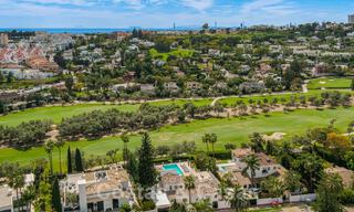 Villa de lujo lista para entrar a vivir en venta junto al campo de golf Las Brisas, en una urbanización cerrada en el valle del golf de Nueva Andalucía, Marbella 52084 