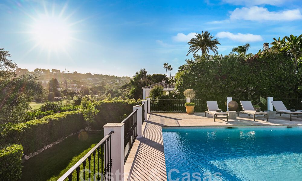 Villa de lujo lista para entrar a vivir en venta junto al campo de golf Las Brisas, en una urbanización cerrada en el valle del golf de Nueva Andalucía, Marbella 52085