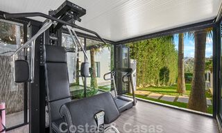 Villa de lujo lista para entrar a vivir en venta junto al campo de golf Las Brisas, en una urbanización cerrada en el valle del golf de Nueva Andalucía, Marbella 52086 