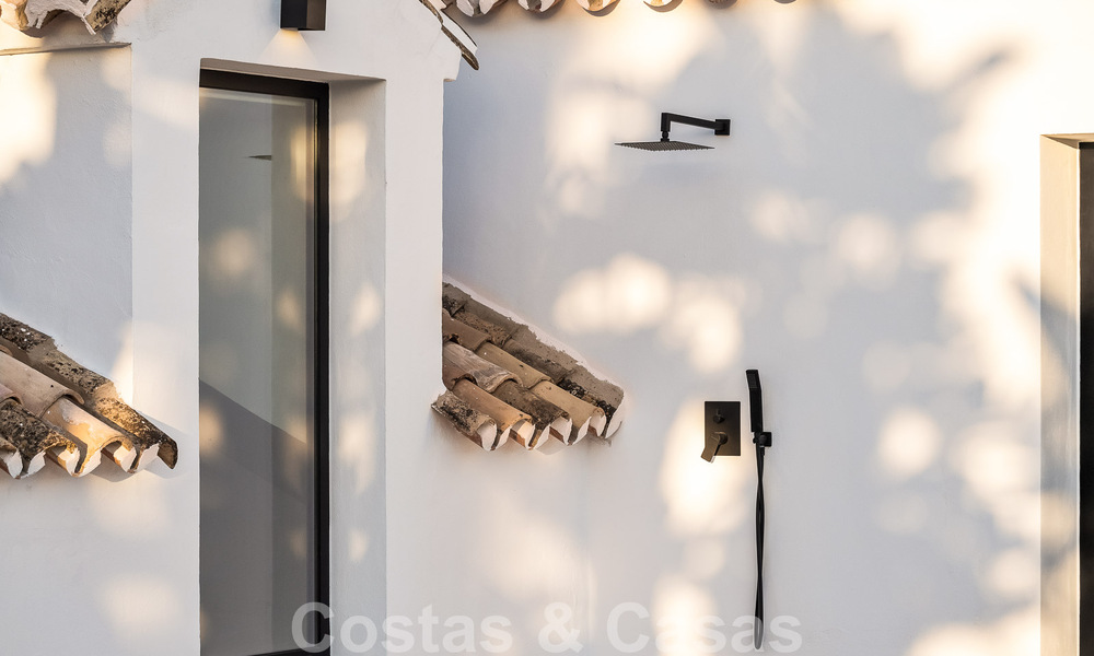 Villa de lujo lista para entrar a vivir en venta junto al campo de golf Las Brisas, en una urbanización cerrada en el valle del golf de Nueva Andalucía, Marbella 52088