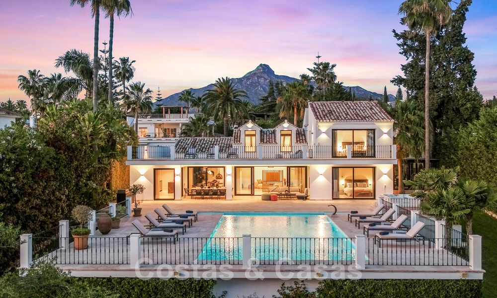 Villa de lujo lista para entrar a vivir en venta junto al campo de golf Las Brisas, en una urbanización cerrada en el valle del golf de Nueva Andalucía, Marbella 52090