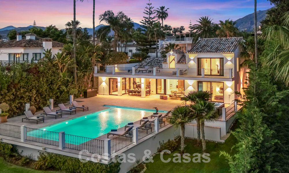 Villa de lujo lista para entrar a vivir en venta junto al campo de golf Las Brisas, en una urbanización cerrada en el valle del golf de Nueva Andalucía, Marbella 52091