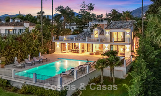 Villa de lujo lista para entrar a vivir en venta junto al campo de golf Las Brisas, en una urbanización cerrada en el valle del golf de Nueva Andalucía, Marbella 52091 