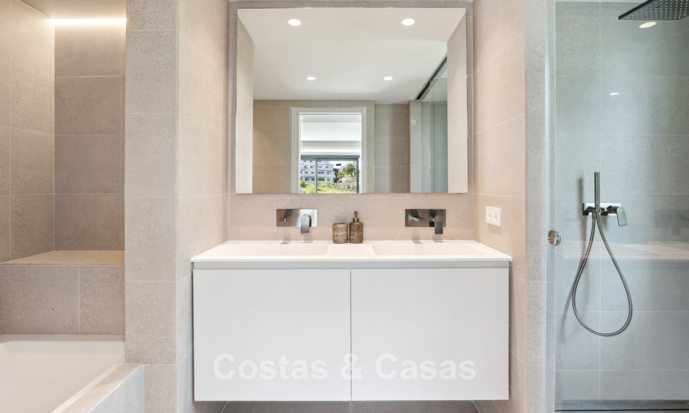 Nueva villa de lujo en venta con un estilo arquitectónico contemporáneo situada en una comunidad segura de Nueva Andalucia, Marbella 782507