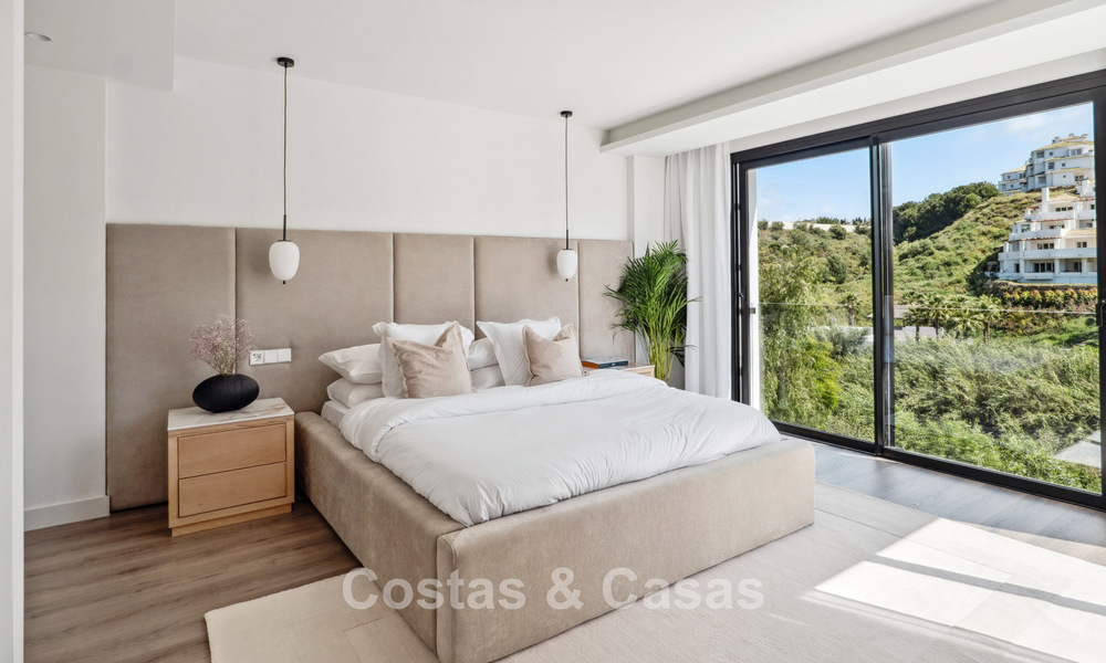 Nueva villa de lujo en venta con un estilo arquitectónico contemporáneo situada en una comunidad segura de Nueva Andalucia, Marbella 782508