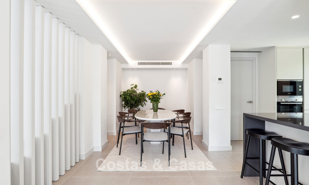 Nueva villa de lujo en venta con un estilo arquitectónico contemporáneo situada en una comunidad segura de Nueva Andalucia, Marbella 782510