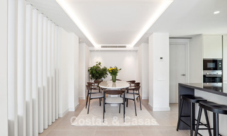 Nueva villa de lujo en venta con un estilo arquitectónico contemporáneo situada en una comunidad segura de Nueva Andalucia, Marbella 782510 