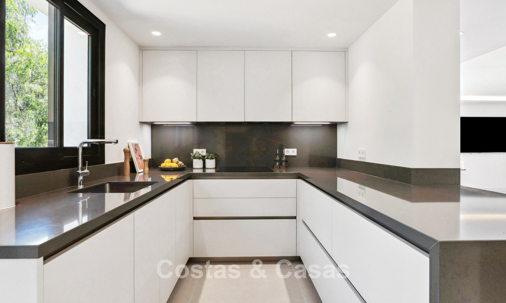 Nueva villa de lujo en venta con un estilo arquitectónico contemporáneo situada en una comunidad segura de Nueva Andalucia, Marbella 782511