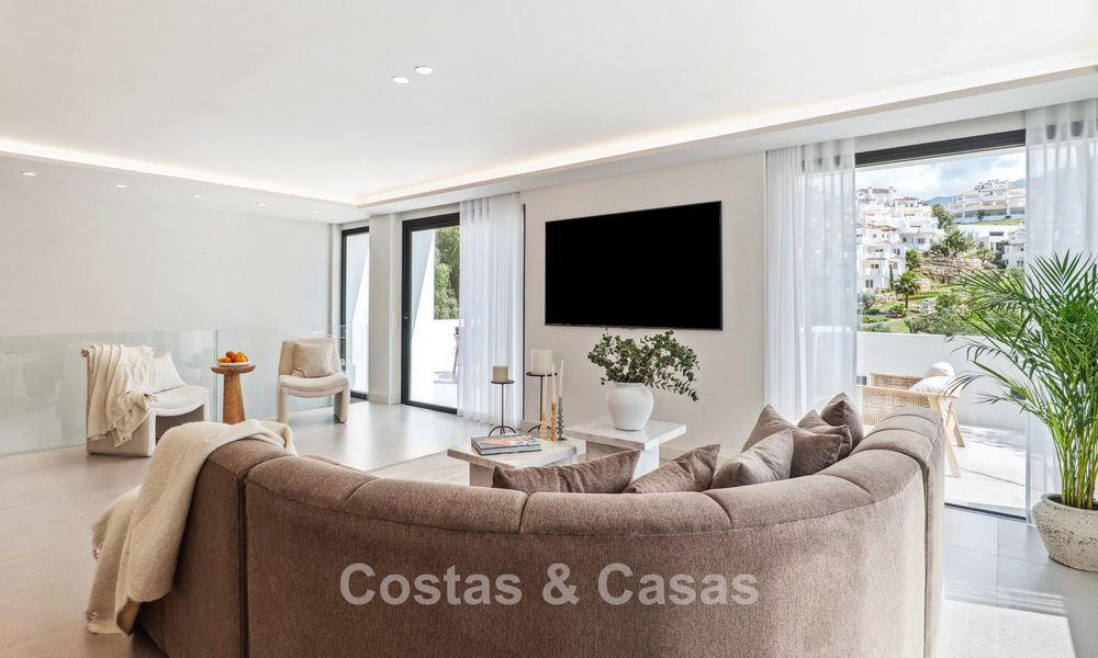 Nueva villa de lujo en venta con un estilo arquitectónico contemporáneo situada en una comunidad segura de Nueva Andalucia, Marbella 782512