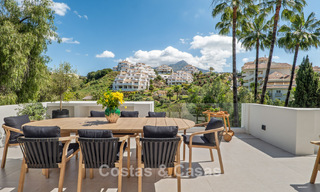 Nueva villa de lujo en venta con un estilo arquitectónico contemporáneo situada en una comunidad segura de Nueva Andalucia, Marbella 782515 