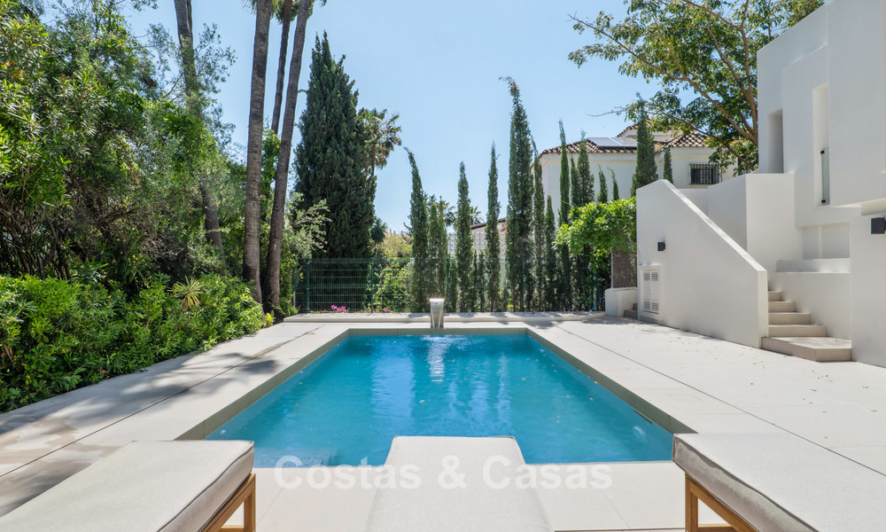 Nueva villa de lujo en venta con un estilo arquitectónico contemporáneo situada en una comunidad segura de Nueva Andalucia, Marbella 782516
