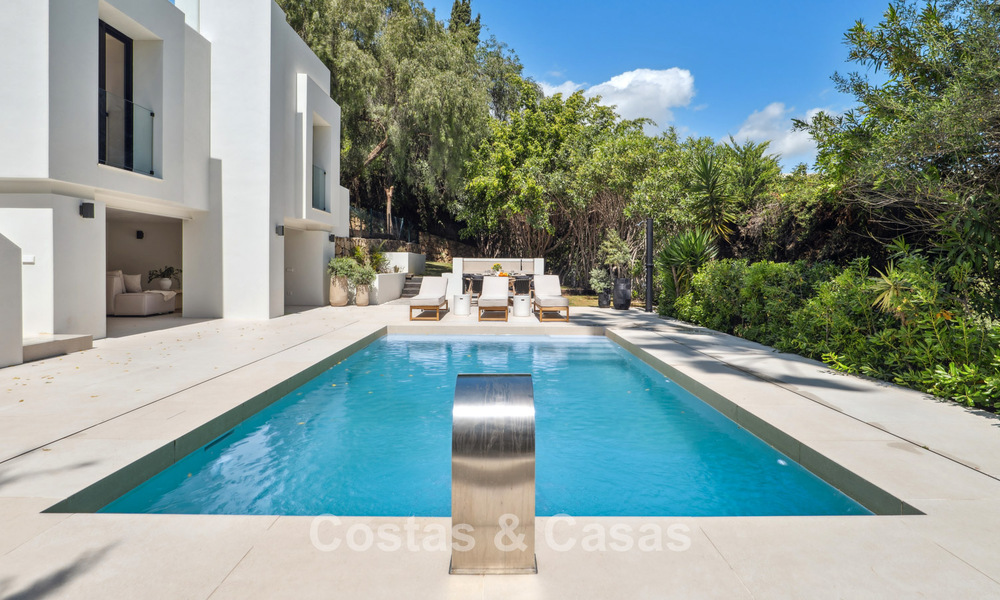 Nueva villa de lujo en venta con un estilo arquitectónico contemporáneo situada en una comunidad segura de Nueva Andalucia, Marbella 782518