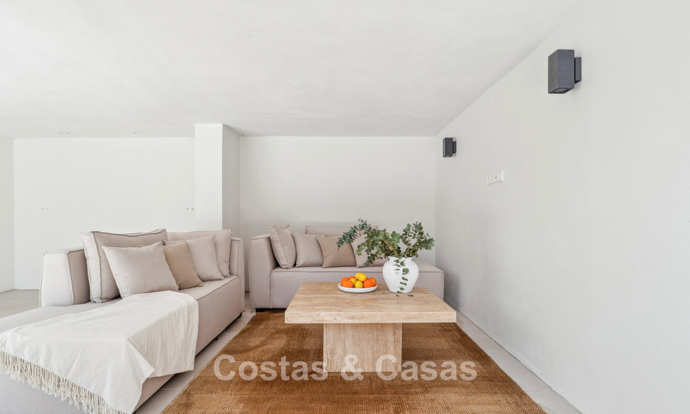 Nueva villa de lujo en venta con un estilo arquitectónico contemporáneo situada en una comunidad segura de Nueva Andalucia, Marbella 782519