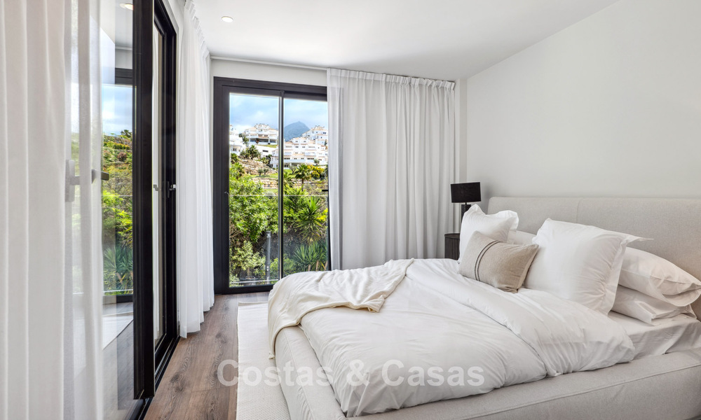 Nueva villa de lujo en venta con un estilo arquitectónico contemporáneo situada en una comunidad segura de Nueva Andalucia, Marbella 782520