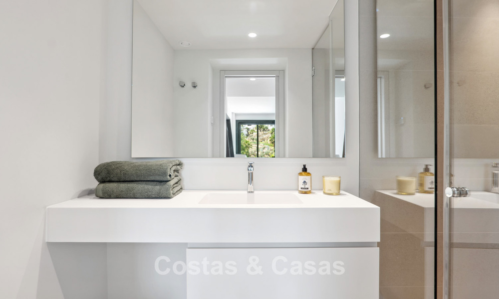 Nueva villa de lujo en venta con un estilo arquitectónico contemporáneo situada en una comunidad segura de Nueva Andalucia, Marbella 782522
