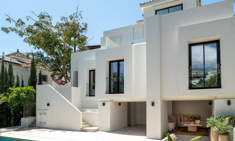 Nueva villa de lujo en venta con un estilo arquitectónico contemporáneo situada en una comunidad segura de Nueva Andalucia, Marbella 782525