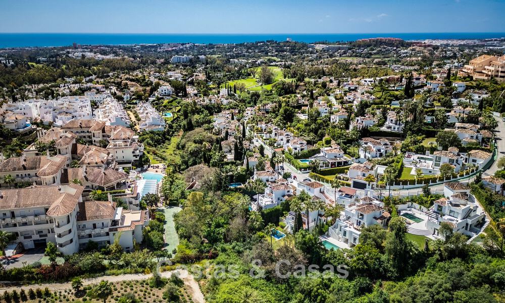 Nueva villa de lujo en venta con un estilo arquitectónico contemporáneo situada en una comunidad segura de Nueva Andalucia, Marbella 782526