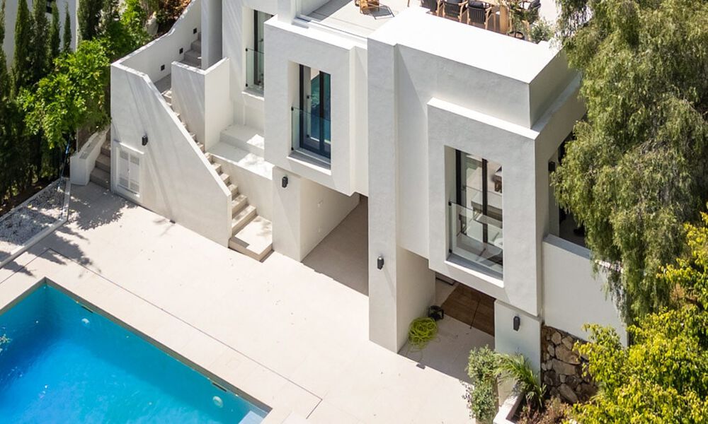 Nueva villa de lujo en venta con un estilo arquitectónico contemporáneo situada en una comunidad segura de Nueva Andalucia, Marbella 782527