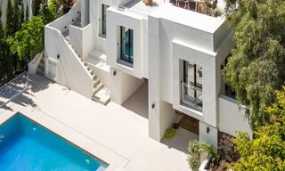Nueva villa de lujo en venta con un estilo arquitectónico contemporáneo situada en una comunidad segura de Nueva Andalucia, Marbella 782527 