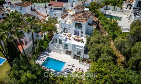 Nueva villa de lujo en venta con un estilo arquitectónico contemporáneo situada en una comunidad segura de Nueva Andalucia, Marbella 782528
