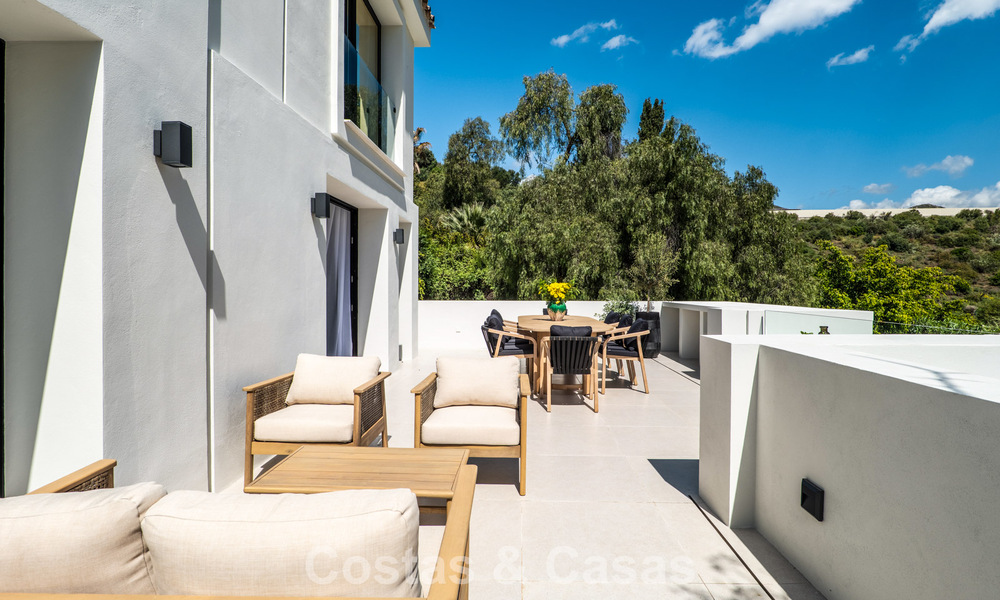 Nueva villa de lujo en venta con un estilo arquitectónico contemporáneo situada en una comunidad segura de Nueva Andalucia, Marbella 782529