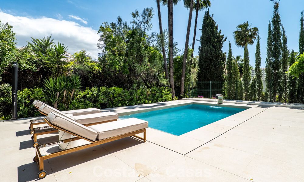 Nueva villa de lujo en venta con un estilo arquitectónico contemporáneo situada en una comunidad segura de Nueva Andalucia, Marbella 782530