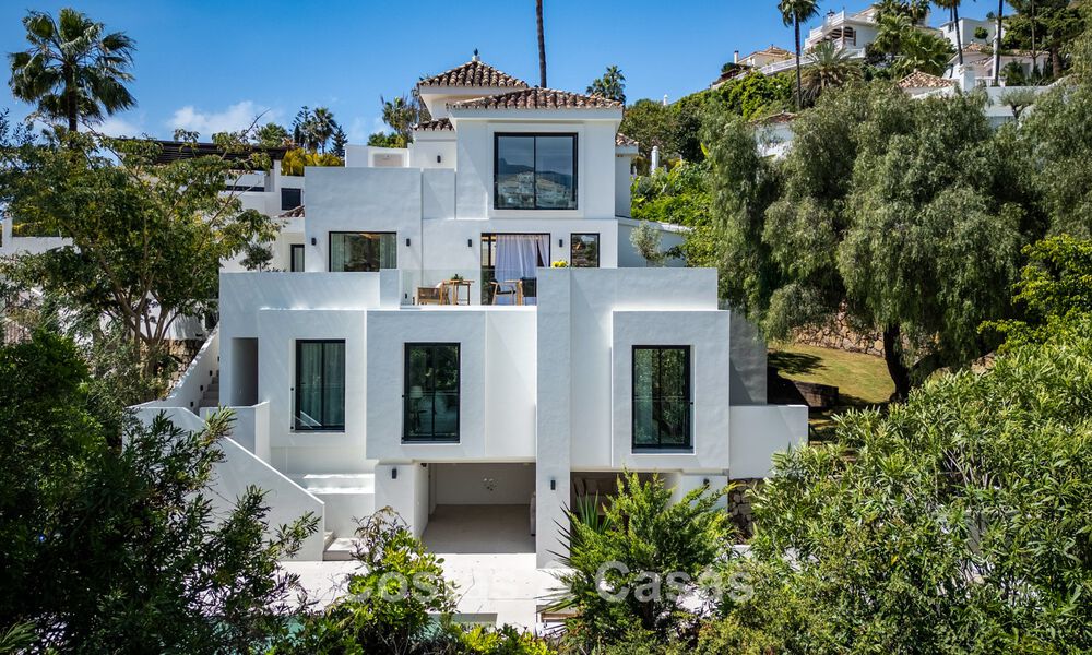 Nueva villa de lujo en venta con un estilo arquitectónico contemporáneo situada en una comunidad segura de Nueva Andalucia, Marbella 782532