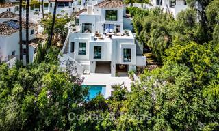 Nueva villa de lujo en venta con un estilo arquitectónico contemporáneo situada en una comunidad segura de Nueva Andalucia, Marbella 782533 