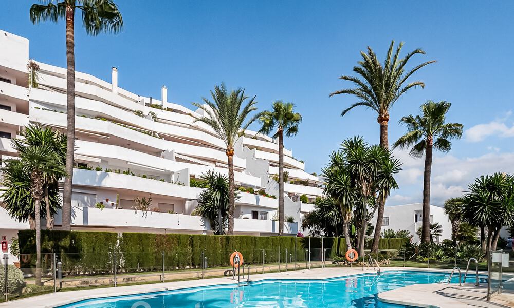 Apartamento totalmente reformado en venta, con gran terraza, a poca distancia de los servicios e incluso Puerto Banús, Marbella 51471