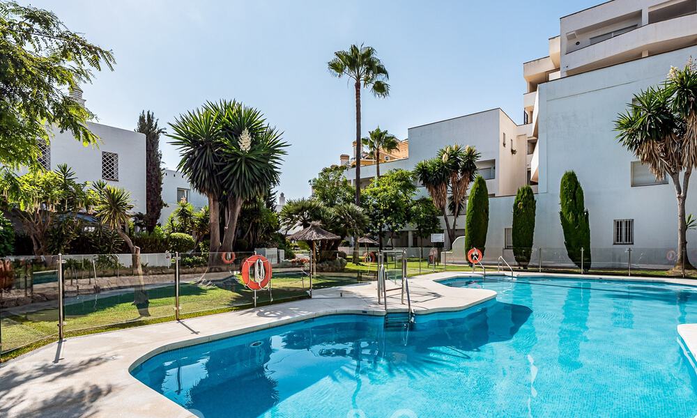 Apartamento totalmente reformado en venta, con gran terraza, a poca distancia de los servicios e incluso Puerto Banús, Marbella 51472