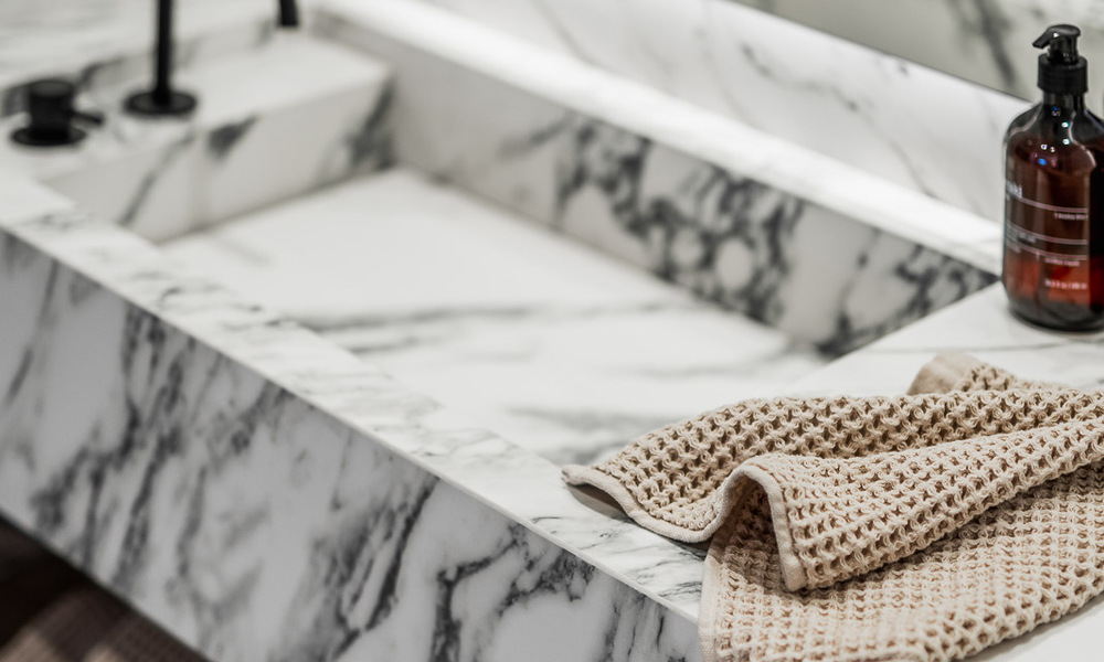 Apartamento totalmente reformado en venta, con gran terraza, a poca distancia de los servicios e incluso Puerto Banús, Marbella 51488