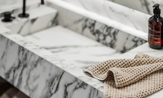 Apartamento totalmente reformado en venta, con gran terraza, a poca distancia de los servicios e incluso Puerto Banús, Marbella 51488 