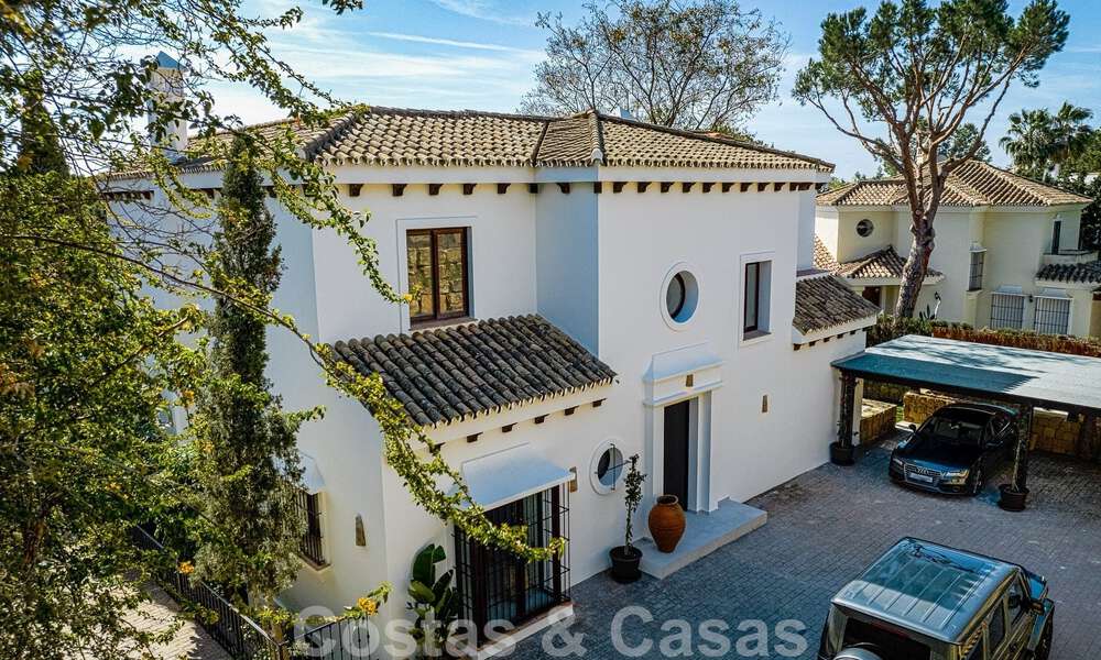 Lujosa villa andaluza con vistas parciales al mar en venta, al este de Marbella centro 52397