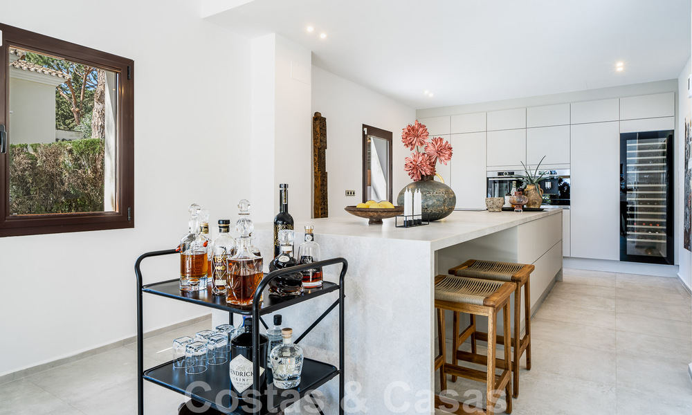 Lujosa villa andaluza con vistas parciales al mar en venta, al este de Marbella centro 52400