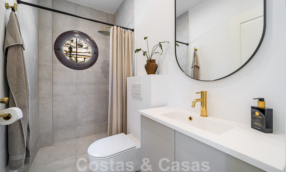 Lujosa villa andaluza con vistas parciales al mar en venta, al este de Marbella centro 52401