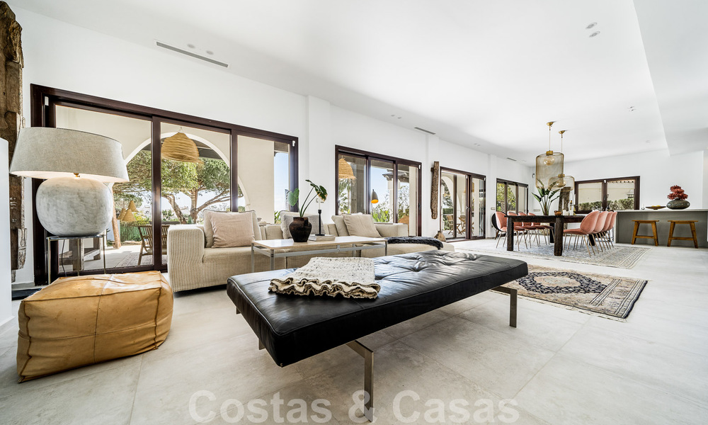 Lujosa villa andaluza con vistas parciales al mar en venta, al este de Marbella centro 52402