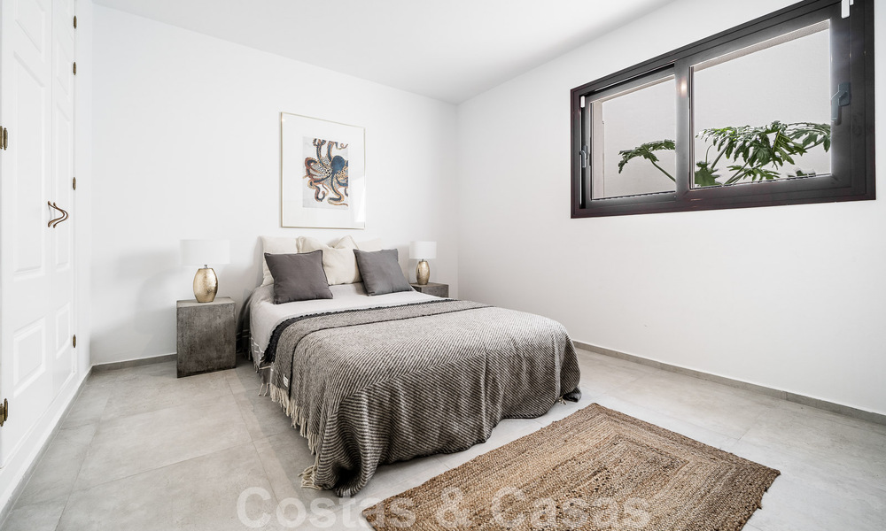 Lujosa villa andaluza con vistas parciales al mar en venta, al este de Marbella centro 52403