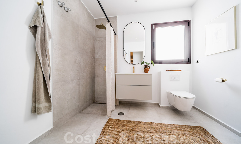 Lujosa villa andaluza con vistas parciales al mar en venta, al este de Marbella centro 52404