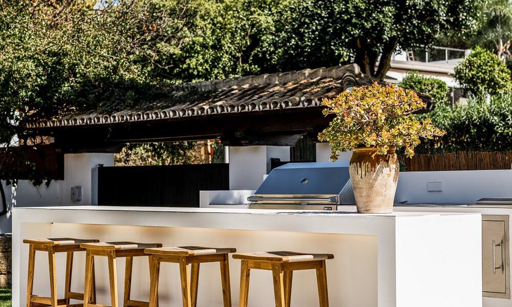 Lujosa villa andaluza con vistas parciales al mar en venta, al este de Marbella centro 52409